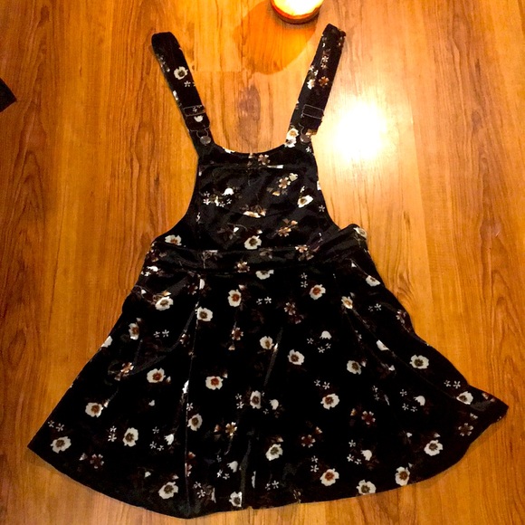 Shirt & Overall dress outfit size medium - Picture 3 of 3